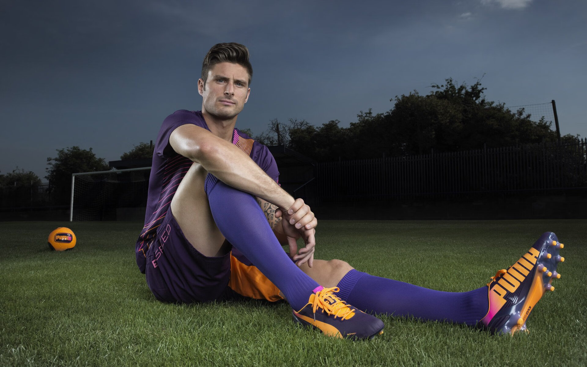 爱游戏体育-C罗身穿民族服饰亮相活动，c罗身穿民族服饰亮相活动视频